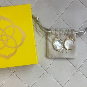 Kendra Scott Daphne Gold Drop Earrings in Ivory Mother-of-Pearl